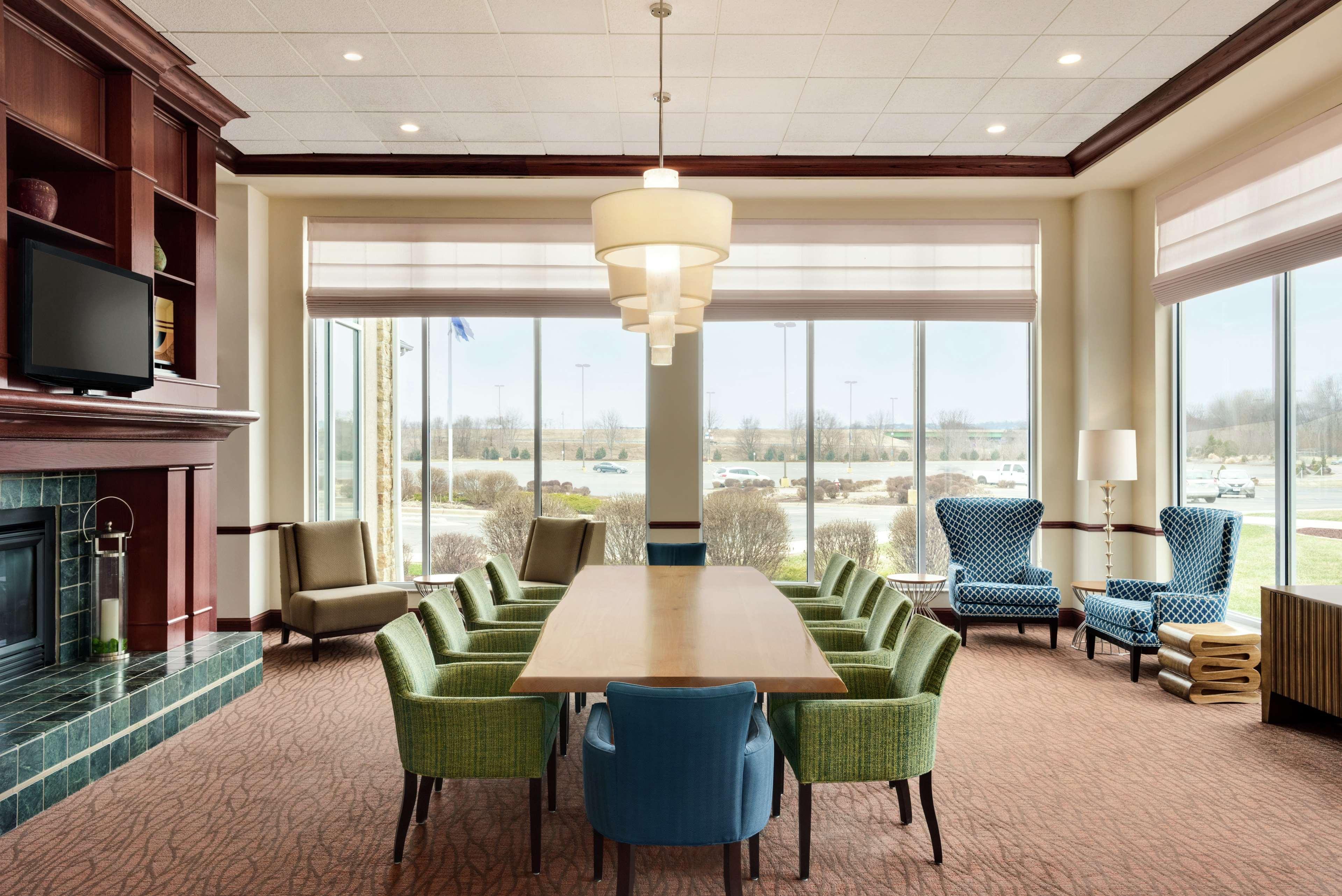 Hilton Garden Inn Dubuque Downtown Exterior photo