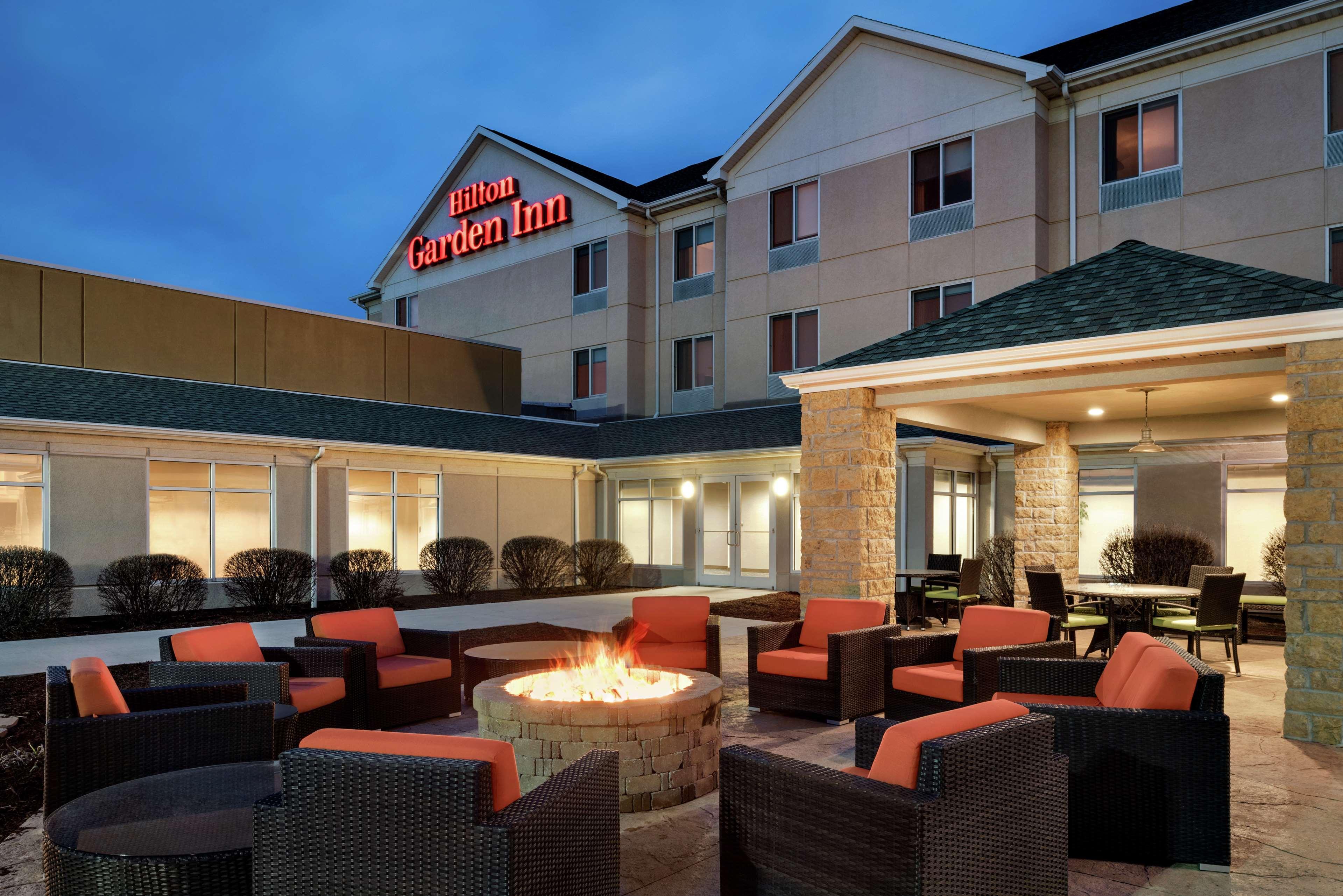 Hilton Garden Inn Dubuque Downtown Exterior photo