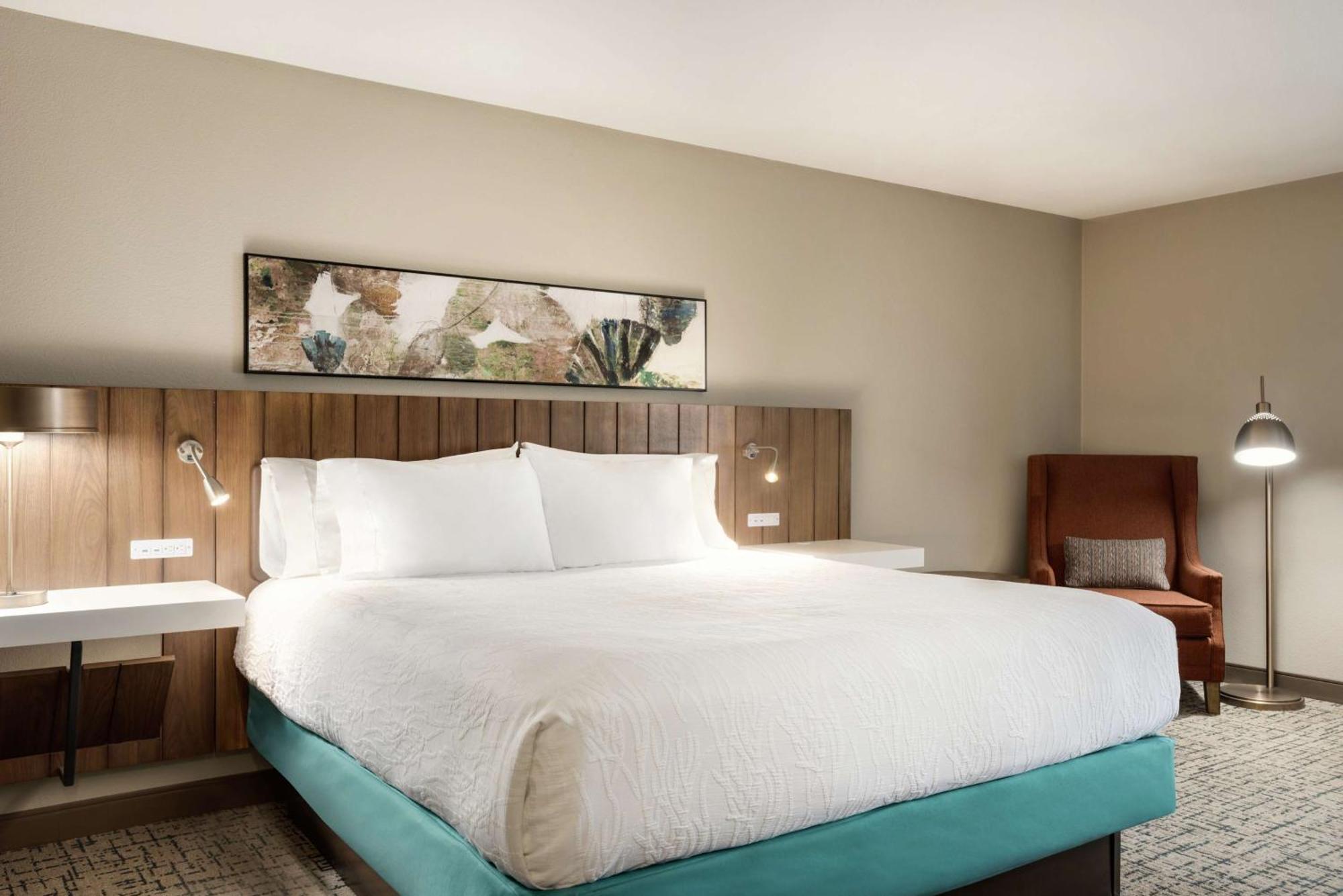 Hilton Garden Inn Dubuque Downtown Exterior photo
